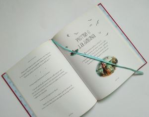 หนังสือผ้าที่ถูกผูกไว้